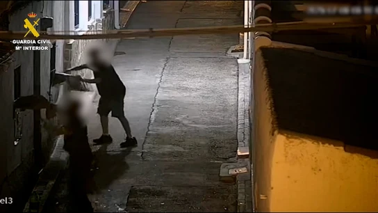 Dos detenidos por arrojar lejía y botellas a personas vulnerables en Torres de la Alameda. Dos detenidos por arrojar lejía y botellas a personas vulnerables en Torres de la Alameda.