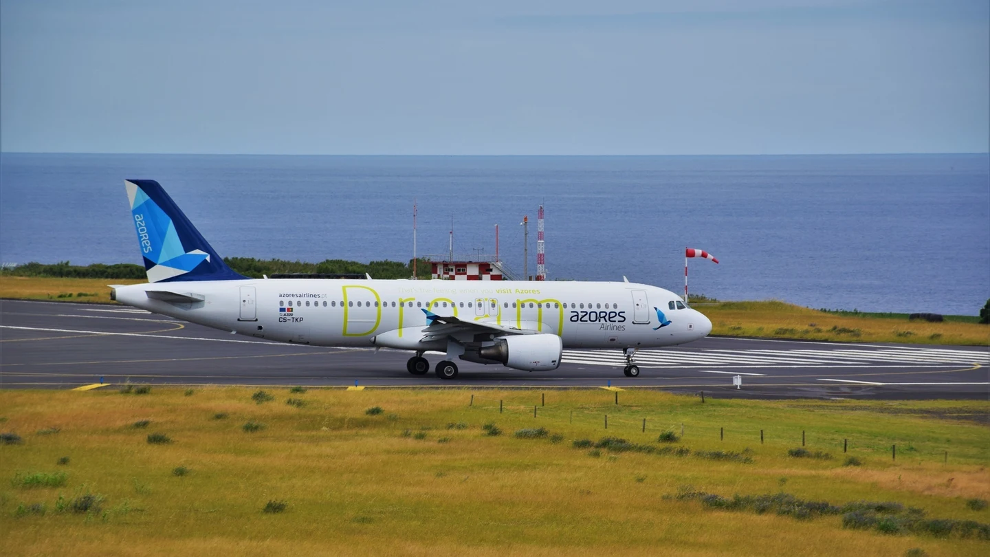 Un avión de la aerolínea Sata Azores Airlines. Un avión de la aerolínea Sata Azores Airlines.