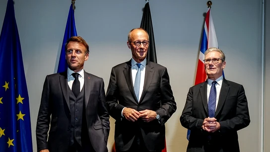 Macron, Merz y Starmer, en un acto Macron, Merz y Starmer, en un acto
