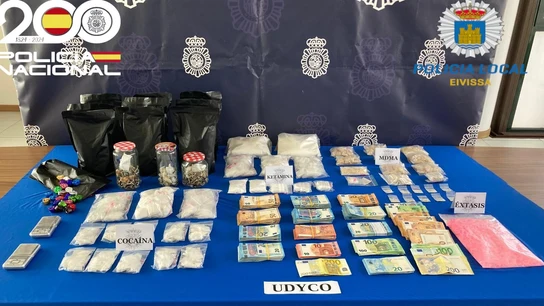 Imagen del dinero y la droga incautada a los detenidos Imagen del dinero y la droga incautada a los detenidos