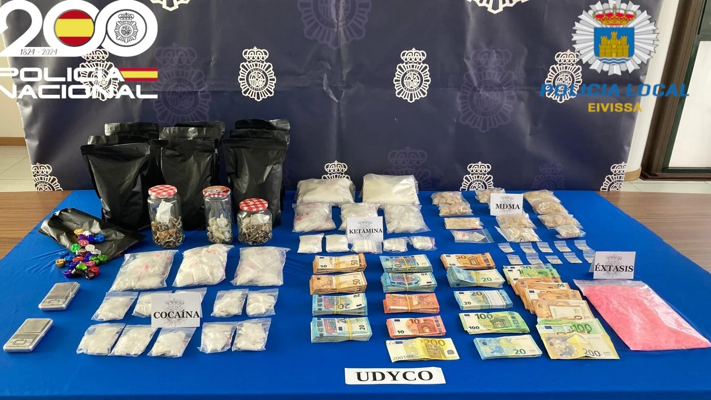 Imagen del dinero y la droga incautada a los detenidos Imagen del dinero y la droga incautada a los detenidos
