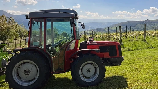 Un tractor en Cantabria. Un tractor en Cantabria.