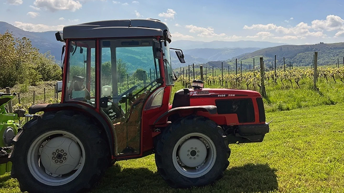 Un tractor en Cantabria. Un tractor en Cantabria.