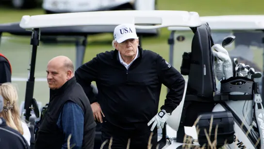 Trump jugando al golf en Escocia Trump jugando al golf en Escocia