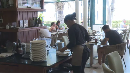 Una camarera trabaja en un restaurante Una camarera trabaja en un restaurante
