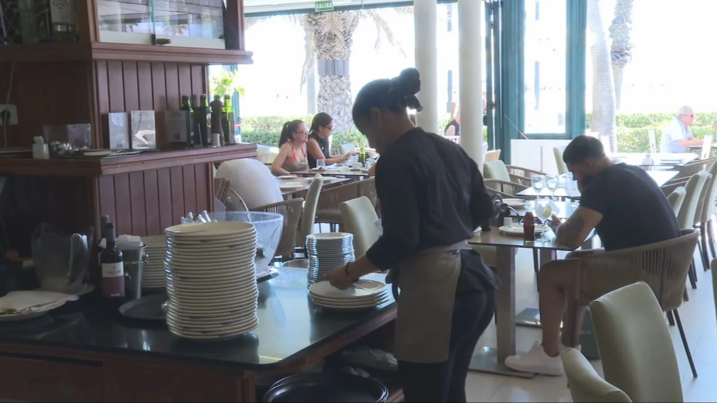 Una camarera trabaja en un restaurante Una camarera trabaja en un restaurante