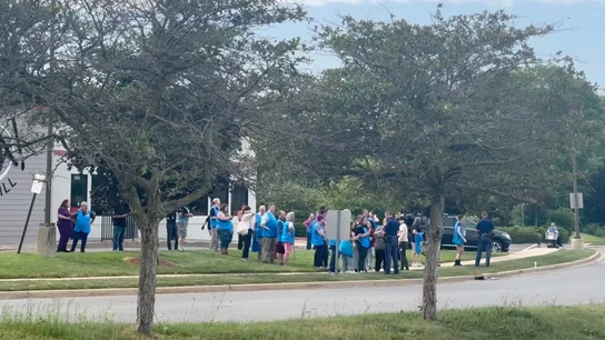 Decenas de personas en las inmediaciones de la zona en la que tenido lugar el apuñalamiento masivo, en Míchigan. Decenas de personas en las inmediaciones de la zona en la que tenido lugar el apuñalamiento masivo, en Míchigan.