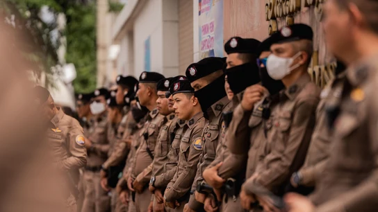 Varios policías tailandeses hacen guardia frente a la Embajada de Camboya en Bangkok. Varios policías tailandeses hacen guardia frente a la Embajada de Camboya en Bangkok.