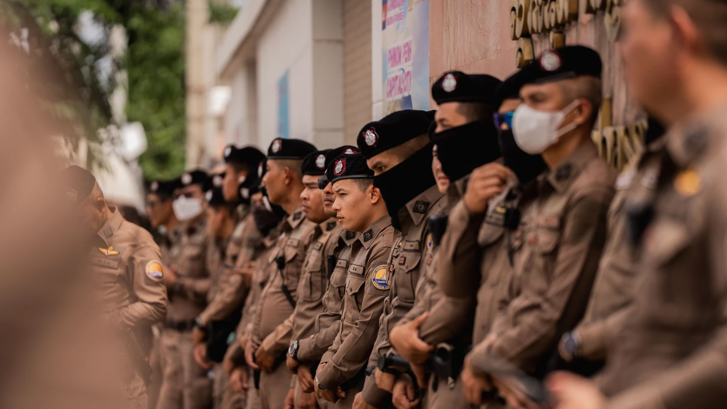 Varios policías tailandeses hacen guardia frente a la Embajada de Camboya en Bangkok. Varios policías tailandeses hacen guardia frente a la Embajada de Camboya en Bangkok.