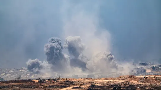 Imagen del humo generado por un bombardeo israelí en Gaza Imagen del humo generado por un bombardeo israelí en Gaza