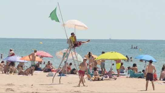 Un socorrista vigila una playa Un socorrista vigila una playa