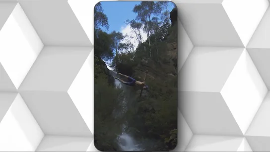 Un hombre se tira desde una zona de rocas Un hombre se tira desde una zona de rocas