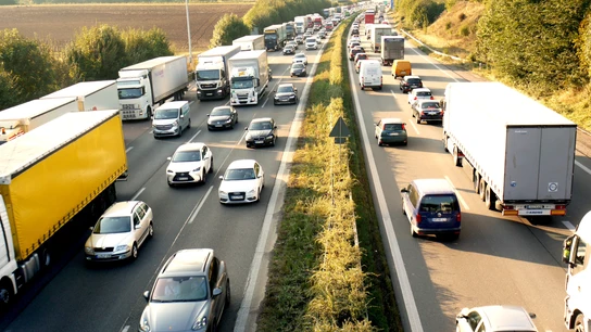 Imagen de una carretera con tráfico denso Imagen de una carretera con tráfico denso