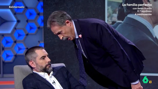 Dani Mateo 'amenaza' a 'Miguel Ángel Revilla': "No siga cantando que le pongo una demanda por tortura" El cómico Raúl Pérez se convertía en el político cántabro en esta sección que recupera El Intermedio en la que 'Revilla' compartir sus primeras declaraciones después de ser demandado por el rey Juan Carlos I.