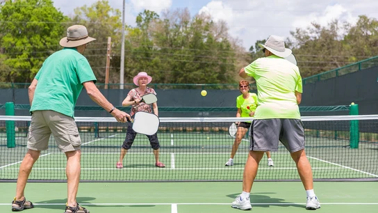 Jugadores durante una partida de pickleball Jugadores durante una partida de pickleball
