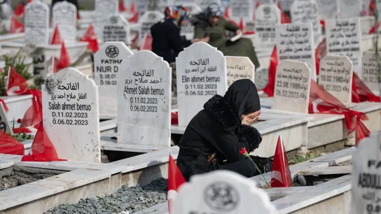 Una mujer, en el cementerio de Antakia, donde fueron enterradas miles de víctimas mortales del terremoto de Turquía febrero de 2023 Una mujer, en el cementerio de Antakia, donde fueron enterradas miles de víctimas mortales del terremoto de Turquía febrero de 2023