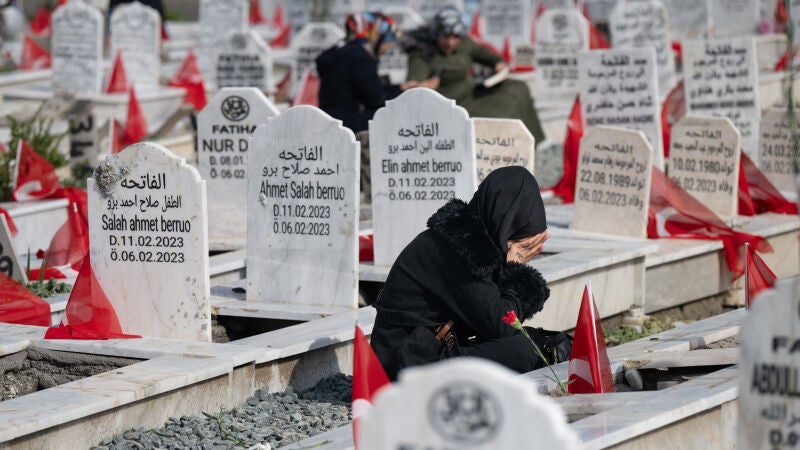 Una mujer, en el cementerio de Antakia, donde fueron enterradas miles de víctimas mortales del terremoto de Turquía febrero de 2023