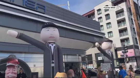 Los manifestantes contra Tesla boicotean el nuevo restaurante de Elon Musk Los manifestantes contra Tesla boicotean el nuevo restaurante de Elon Musk