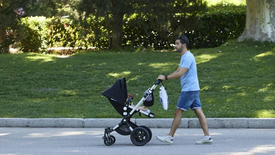 Un padre pasea a su bebé en su carrito en el parque de El Retiro, en Madrid. Un padre pasea a su bebé en su carrito en el parque de El Retiro, en Madrid.