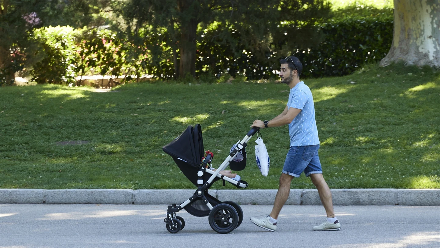 Un padre pasea a su bebé en su carrito en el parque de El Retiro, en Madrid. Un padre pasea a su bebé en su carrito en el parque de El Retiro, en Madrid.
