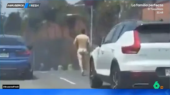 El marido de una mujer infiel castiga al amante de la señora a pasear desnudo por una carretera El marido de una mujer infiel castiga al amante de la señora a pasear desnudo por una carretera