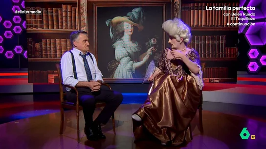 Mikel Herrán recuerda el "indecente" retrato de María Antonieta: "Creían que estaba rebelándose contra la monarquía" El historiador cuenta que la reina decidió romper con su imagen frívola posando para la artista Élisabeth Vigée-LeBrun con una sencilla camisa de muselina. Su estilismo causó un gran revuelo entre sus súbditos.