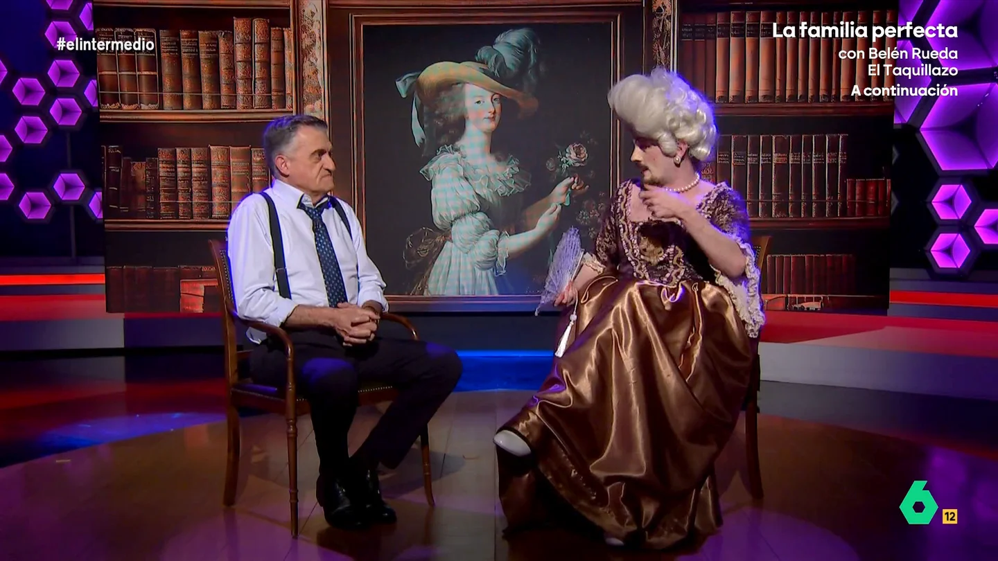Mikel Herrán recuerda el "indecente" retrato de María Antonieta: "Creían que estaba rebelándose contra la monarquía" El historiador cuenta que la reina decidió romper con su imagen frívola posando para la artista Élisabeth Vigée-LeBrun con una sencilla camisa de muselina. Su estilismo causó un gran revuelo entre sus súbditos.