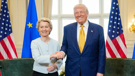 La presidenta de la Comisión Europea, Ursula von der Leyen, posando junto al presidente de Estados Unidos, Donald Trump. La presidenta de la Comisión Europea, Ursula von der Leyen, posando junto al presidente de Estados Unidos, Donald Trump.