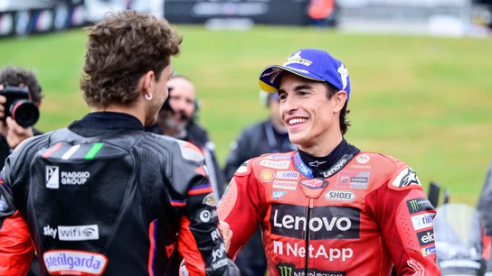 Marc Márquez se saluda con Marco Bezzecchi Marc Márquez se saluda con Marco Bezzecchi