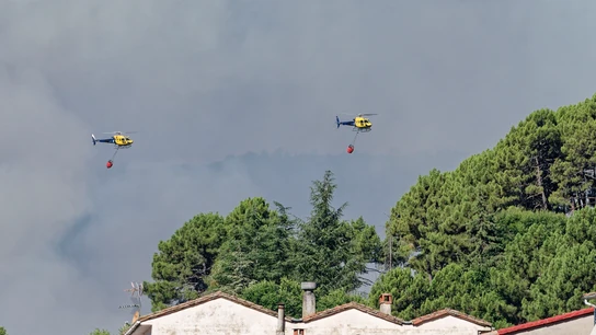 Dos helicópteros de los bomberos trata de controlar el fuego declarado este martes por Mombentrán, Ávila Dos helicópteros de los bomberos trata de controlar el fuego declarado este martes por Mombentrán, Ávila