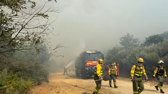 El fuego ha saltado la pista alcanzando un camión de autobomba de la UME por suerte solo daños materiales. El fuego ha saltado la pista alcanzando un camión de autobomba de la UME por suerte solo daños materiales.