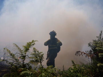 Un bombero trabaja en la extinción de un incendio