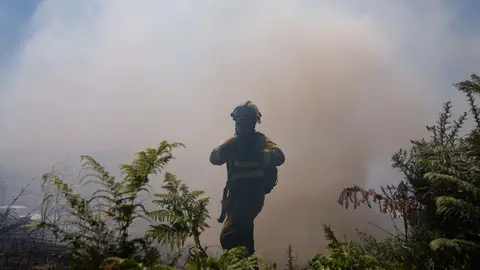 Un bombero trabaja en la extinción de un incendio Un bombero trabaja en la extinción de un incendio