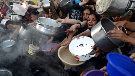 BEIJING, July 22, 2025 -- Palestinians wait to receive food in the Al-Rimal neighborhood of central Gaza City, on July 20, 2025. The total death toll of hunger in Gaza since March has reached 86, including 76 children, the Gaza-based health authorities said Sunday. Europa Press/Contacto/Rizek Abdeljawad 20/07/2025 ONLY FOR USE IN SPAIN