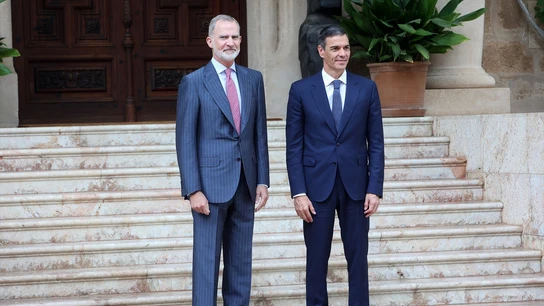 El rey Felipe VI durante un despacho con el presidente del Gobierno, Pedro Sánchez, en el Palacio de Marivent. El rey Felipe VI durante un despacho con el presidente del Gobierno, Pedro Sánchez, en el Palacio de Marivent.