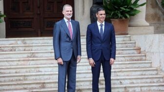 El rey Felipe VI durante un despacho con el presidente del Gobierno, Pedro S&aacute;nchez, en el Palacio de Marivent.