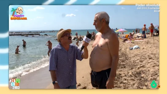 Un hombre se queja del comportamiento de algunos turistas en la playa: "Lo recogieron, tengo muy mala leche" El reportero Yonyi Arenas visita la playa de la Barceloneta para charlar con algunos bañistas y pedir recomendaciones gastronómicas de la zona. No te pierdas sus respuestas en el vídeo principal.