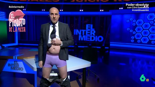 'Rubiales' se pone unos calzoncillos morados para demostrar que es un aliado: "El feminismo lo llevo dentro, literalmente" Raúl Pérez se pone en la piel de Luis Rubiales y se traslada hasta el "piquito de la mesa" para defender su inocencia y, sobre todo, explicar que, a pesar de los prejuicios que se tienen contra él, no es machista.