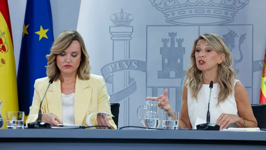 La portavoz del Gobierno, Pilar Alegría, junto a la vicepresidenta segunda y ministra de Trabajo, Yolanda Díaz, en la rueda de prensa posterior al último consejo de ministros del curso La portavoz del Gobierno, Pilar Alegría, junto a la vicepresidenta segunda y ministra de Trabajo, Yolanda Díaz, en la rueda de prensa posterior al último consejo de ministros del curso