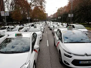 Taxistas marchan en Madrid contra las 8.500 licencias de VTC para Cabify Taxistas marchan en Madrid contra las 8.500 licencias de VTC para Cabify