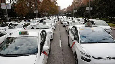 Taxistas marchan en Madrid contra las 8.500 licencias de VTC para Cabify Taxistas marchan en Madrid contra las 8.500 licencias de VTC para Cabify