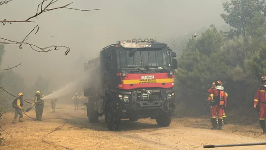 El fuego ha saltado la pista alcanzando un camión de autobomba de la @UMEgob por suerte solo daños materiales. El fuego ha saltado la pista alcanzando un camión de autobomba de la @UMEgob por suerte solo daños materiales.