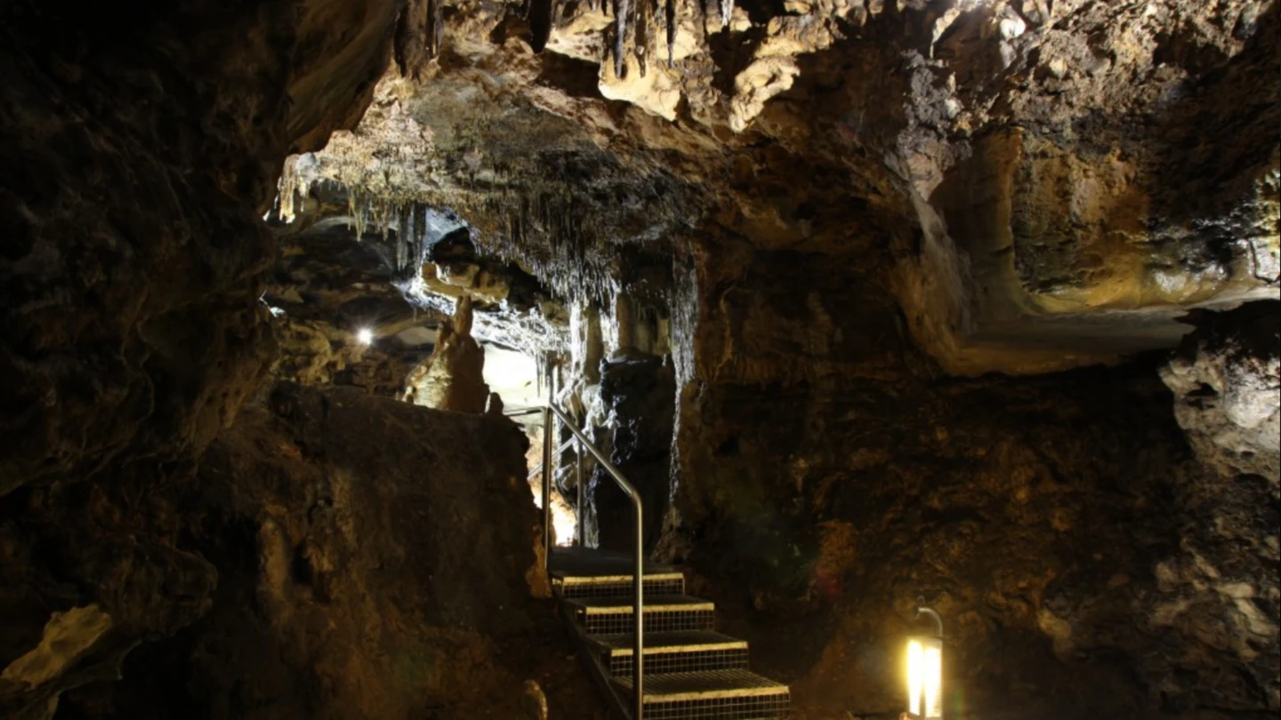 Cueva de los Enebralejos, en Prádena de la Sierra, Segovia Cueva de los Enebralejos, en Prádena de la Sierra, Segovia