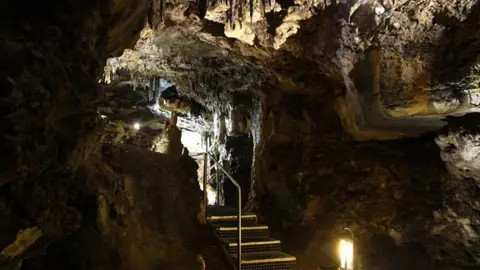 Cueva de los Enebralejos, en Prádena de la Sierra, Segovia Cueva de los Enebralejos, en Prádena de la Sierra, Segovia
