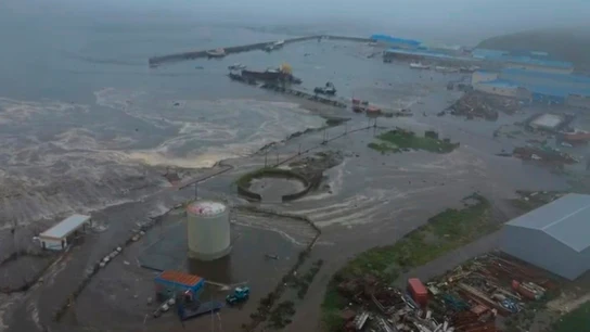 Consecuencias del tsunami en la isla Paramushir de las Islas Kuriles, Rusia Consecuencias del tsunami en la isla Paramushir de las Islas Kuriles, Rusia