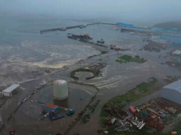 Consecuencias del tsunami en la isla Paramushir de las Islas Kuriles, Rusia