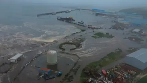 Consecuencias del tsunami en la isla Paramushir de las Islas Kuriles, Rusia Consecuencias del tsunami en la isla Paramushir de las Islas Kuriles, Rusia