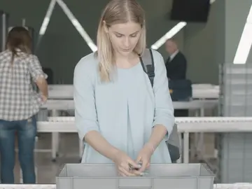 El peligro de dejar el móvil en la bandeja del aeropuerto: cómo puede afectar tu seguridad El peligro de dejar el móvil en la bandeja del aeropuerto: cómo puede afectar tu seguridad