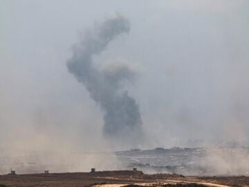 El humo se eleva tras un ataque aéreo israelí en la parte norte de la Franja de Gaza.