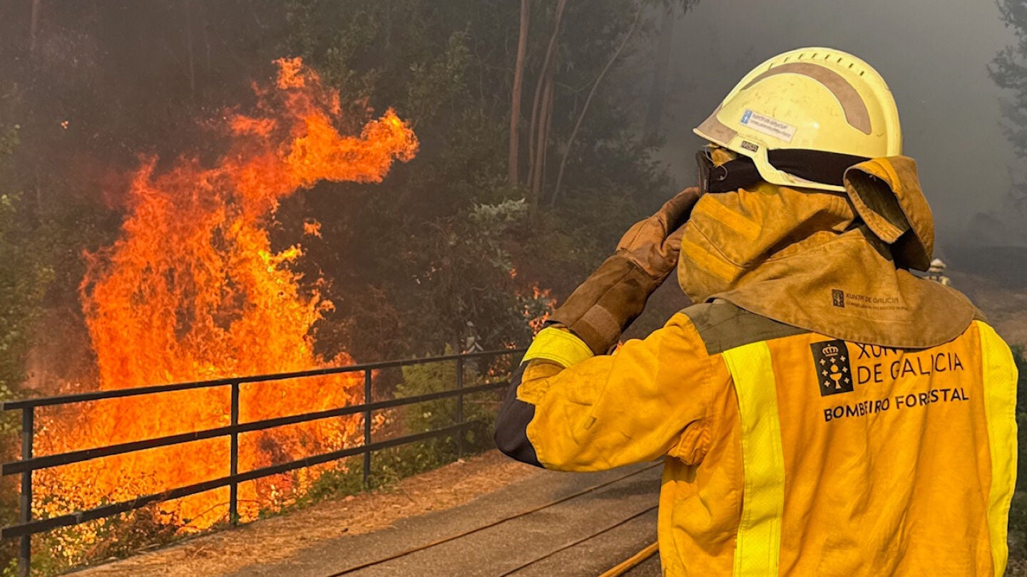 Labores de extinción este miércoles del incendio forestal declarado en las inmediaciones de A Cañiza. 